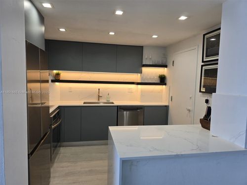 apt-424-500 Bayview Dr, Sunny Isles Beach, FL, 33160-4748 | Card Image