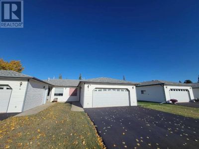 4701 51 St, Home with 2 bedrooms, 2 bathrooms and 4 parking in Grimshaw AB | Image 3