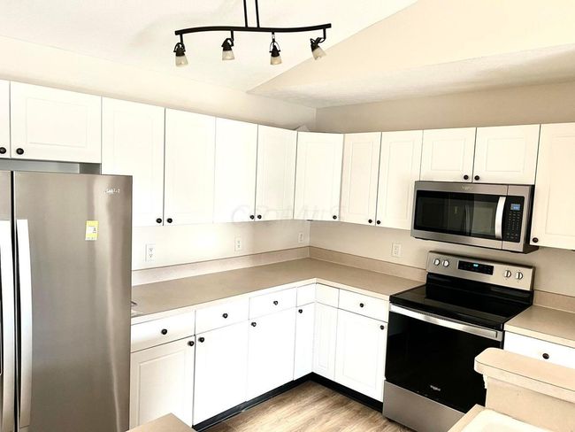 8061 Cranes Crossing Dr, Condo with 2 bedrooms, 2 bathrooms and null parking in Lewis Center OH | Image 14