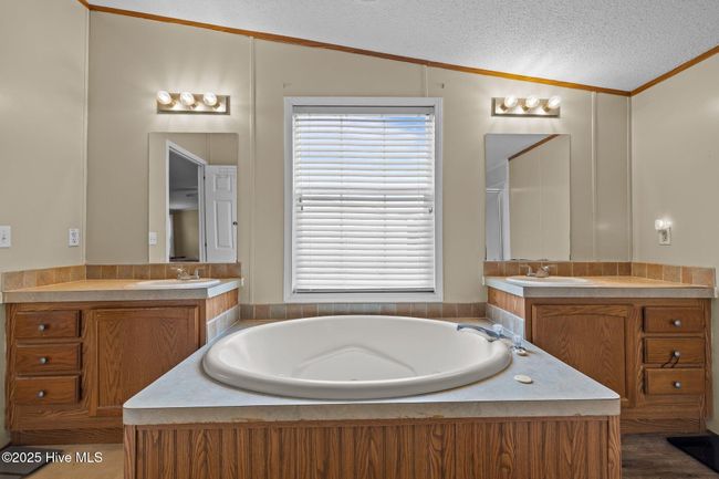 Master bathroom with garden tub. | Image 18