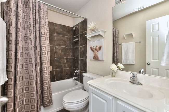Bedroom #4 private en-suite bath | Image 32