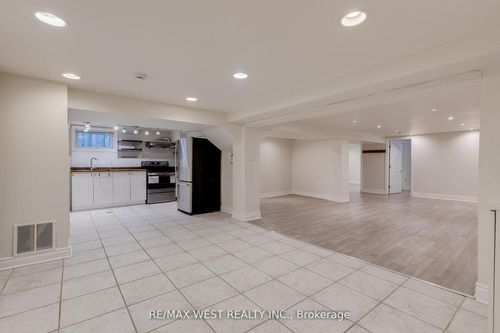 lower-606 Conacher Dr, North York, ON, M2M3N1 | Card Image