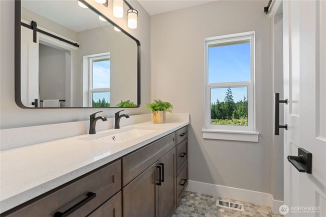 Upstairs full bath | Image 25