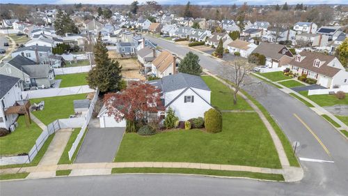 2 Preston Ln, Hicksville, NY, 11801-5724 | Card Image