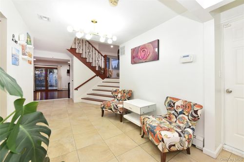 116 Nottingham Rd, Manhasset Hills, NY, 11040-2214 | Card Image