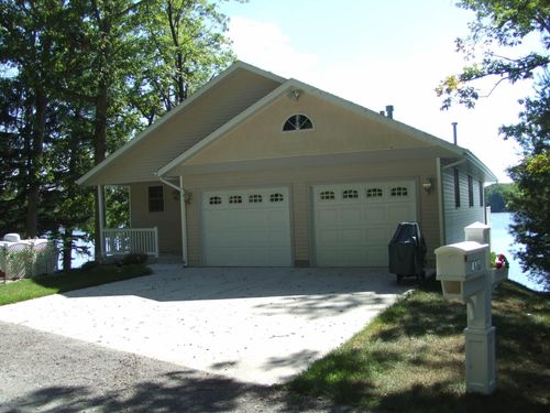 418 W Basseta St, Newaygo, MI, 49337-9778 | Card Image
