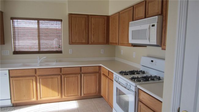 8595 Lakota St, House other with 2 bedrooms, 2 bathrooms and null parking in Las Vegas NV | Image 4