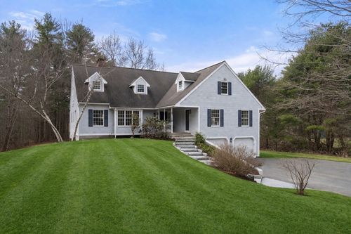 71 Philip St, Medfield, MA, 02052-2704 | Card Image