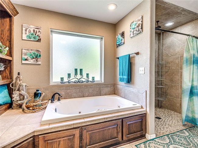 JETTA TUB AND TILED SHOWER | Image 24