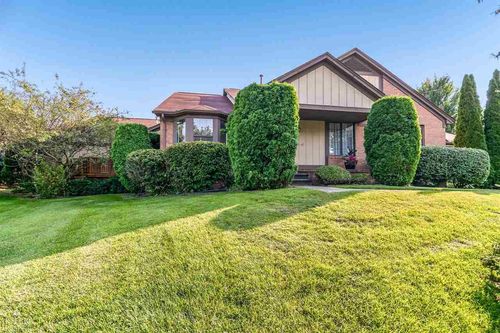 32 Meadow Wood Dr, Rochester Hills, MI, 48307-3082 | Card Image