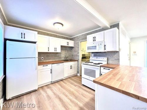 10400 Troy St, Oak Park, MI, 48237-3932 | Card Image