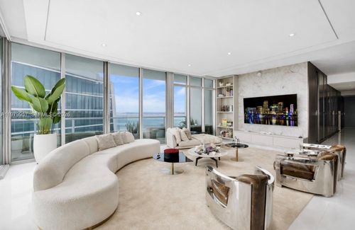 ph6109-900 Biscayne Blvd, Miami, FL, 33132-1561 | Card Image