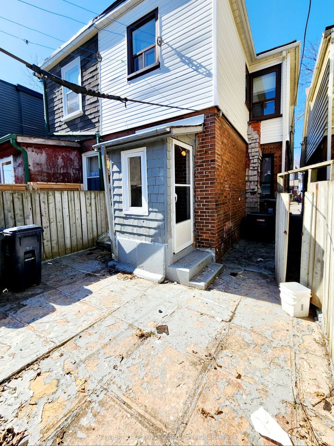 635 Coxwell Ave, House attached with 3 bedrooms, 2 bathrooms and null parking in Toronto ON | Image 35