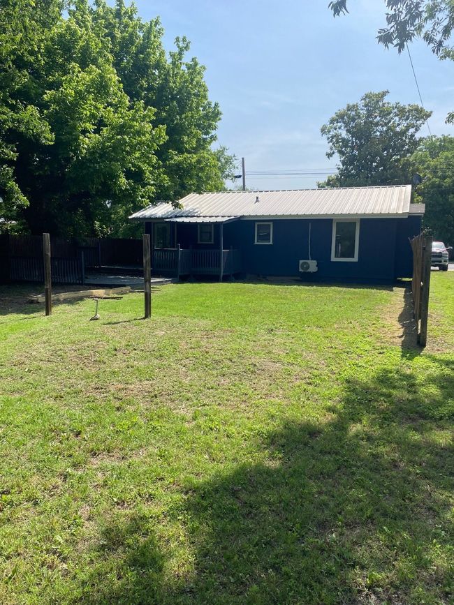 302 S Main St, House other with 2 bedrooms, 1 bathrooms and null parking in Rising Star TX | Image 5