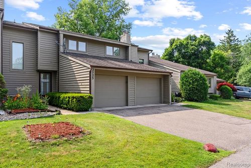 2525 White Oak Pl, Flint, MI, 48532-5402 | Card Image