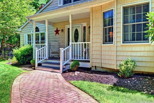 150 N Woods Dr, Wading River, NY, 11792-3105 | Card Image