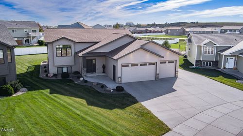 1800 Amber Pl Sw, Mandan, ND, 58554-4854 | Card Image