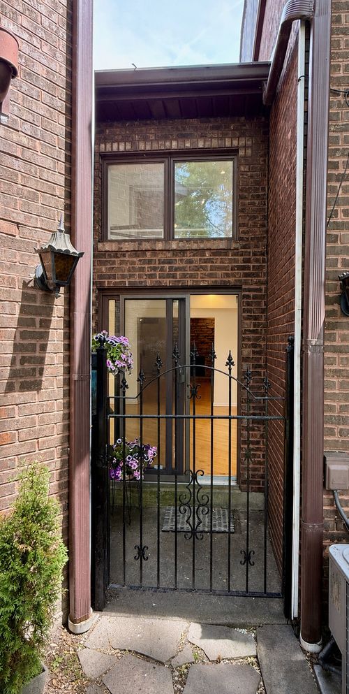 414 S Dee Rd, Park Ridge, IL, 60068-3738 | Card Image