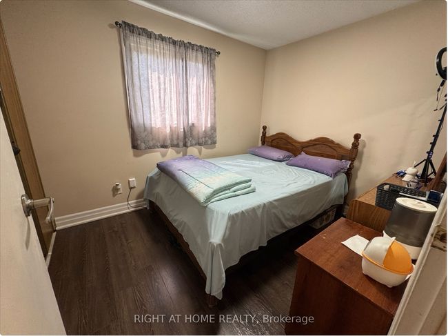 UPPER - 8 Pluto Dr, House attached with 3 bedrooms, 1 bathrooms and 2 parking in Brampton ON | Image 11