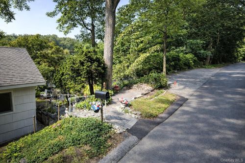 22 Hill Rd, Saint James, NY, 11780-1322 | Card Image