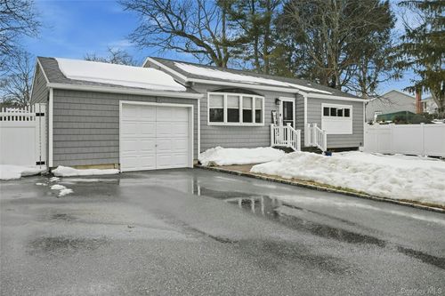 94 Locust Pl, E Northport, NY, 11731 | Card Image