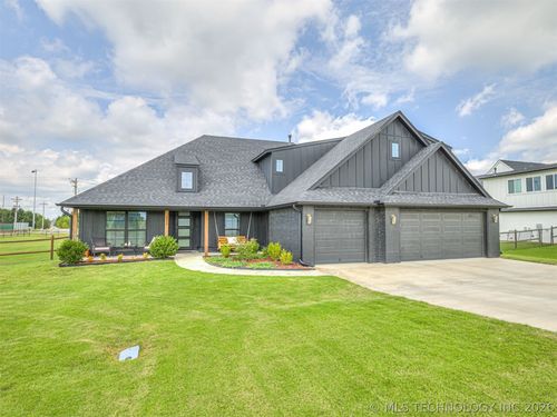 2334 W Maple St, Collinsville, OK, 74021-1627 | Card Image