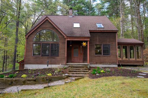 8 Kingman Rd, Amherst, MA, 01002-1585 | Card Image