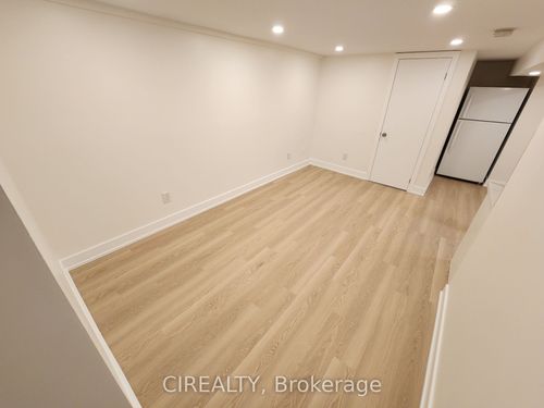 lower-188 Cherrywood Dr, Newmarket, ON, L3Y2X8 | Card Image