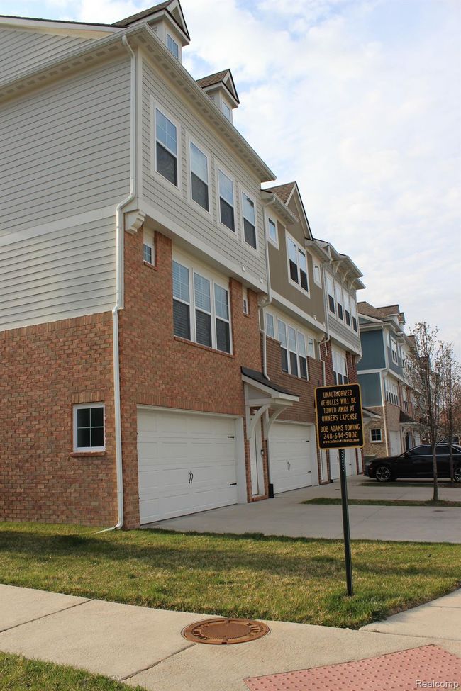 5911 Picall Dr, Condo with 3 bedrooms, 3 bathrooms and null parking in Troy MI | Image 7