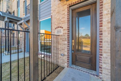 1611 Mignon Dr, Arlington, TX, 76010-4701 | Card Image