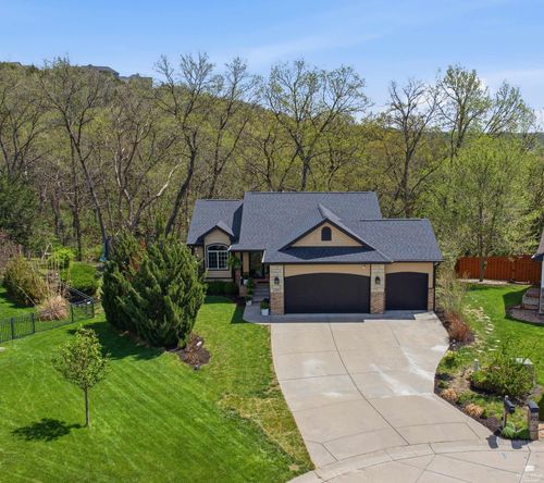 725 Shadowridge Cir, Manhattan, KS, 66503-8636 | Card Image