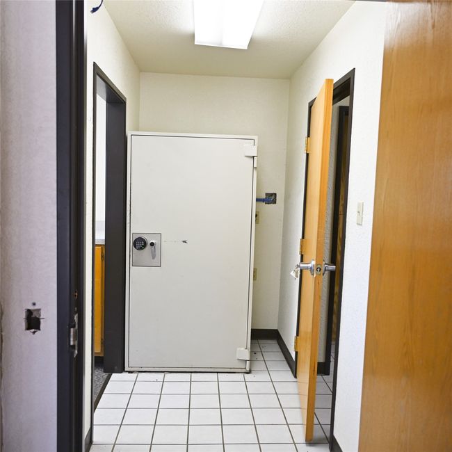 View of corridor | Image 17