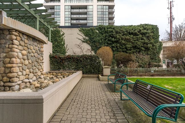 1002 - 140 E 14 Th Street, Condo with 1 bedrooms, 1 bathrooms and 1 parking in North Vancouver BC | Image 2