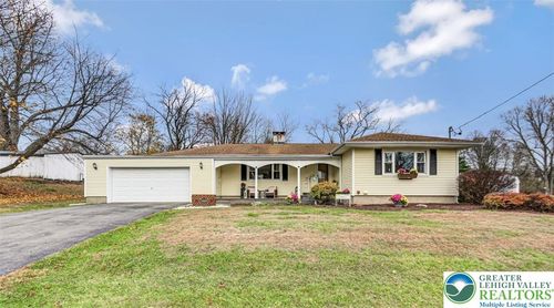 100 Marguerite St, East Stroudsburg, PA, 18301-2711 | Card Image