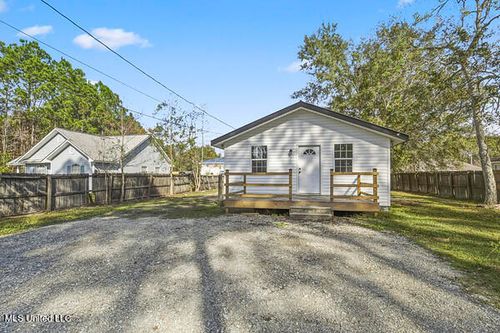 902 Dicks St, Waveland, MS, 39576-2924 | Card Image