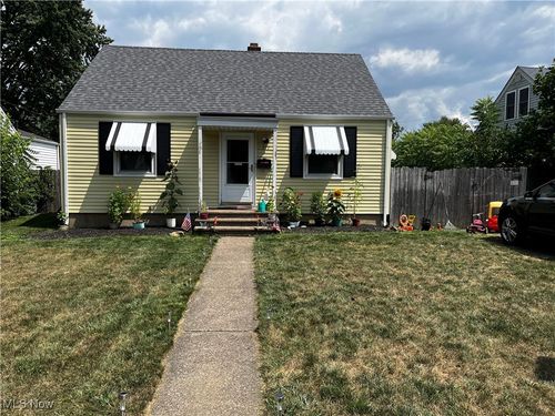 777 Warwick Dr, Sheffield Lake, OH, 44054-1040 | Card Image