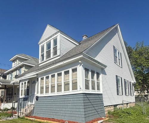 4 Yale St, Schenectady, NY, 12304-3117 | Card Image