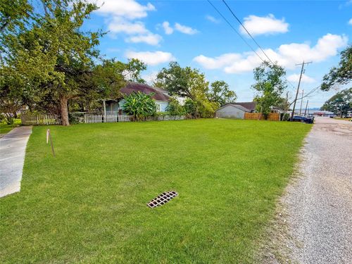 115 W Cleveland St, Alvin, TX, 77511-2801 | Card Image