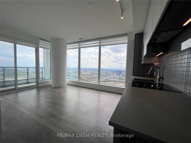 5009 - 5 Buttermill Ave, Condo with 3 bedrooms, 2 bathrooms and 1 parking in Vaughan ON | Image 5