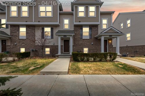 4616 Bradley Cir, Troy, MI, 48085-5108 | Card Image