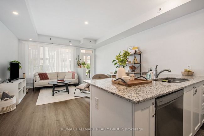 814 Mikinak Rd, Condo with 2 bedrooms, 1 bathrooms and 1 parking in Ottawa ON | Image 5