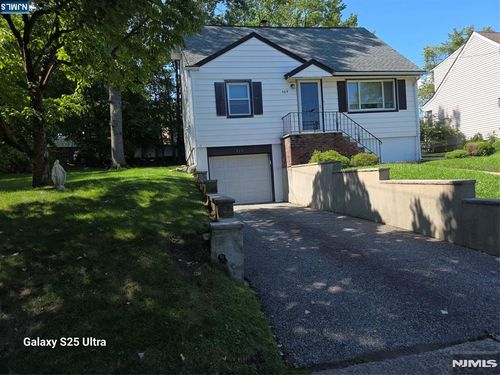 569 Center Avenue, River Edge, NJ, 07661 | Card Image