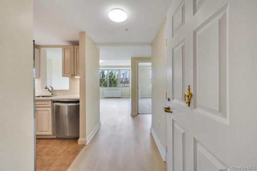 240-300 E Overlook, North Hempstead, NY, 11050 | Card Image