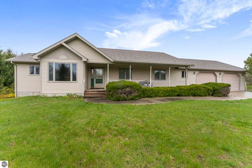 10122 Skiver Rd, Traverse City, MI, 49685-9633 | Card Image