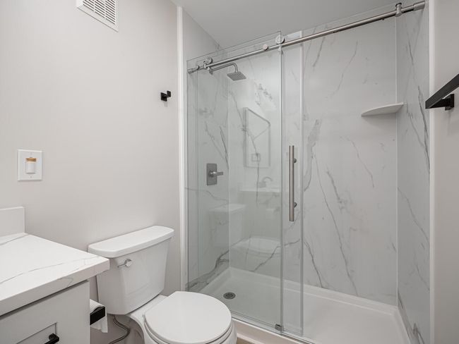 10411 Cedar Lk Rd S Apt 411-large-018-013-Primary Bathroom-1334x1000-72dpi.jpg | Image 9