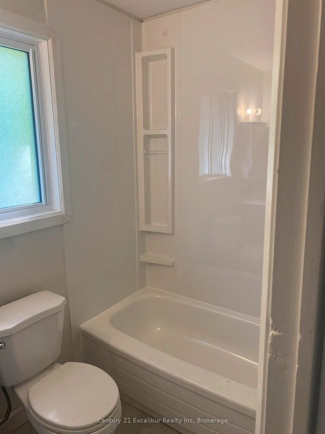 8 - 112 Normanby St S, Home with 2 bedrooms, 1 bathrooms and 1 parking in Mount Forest ON | Image 5