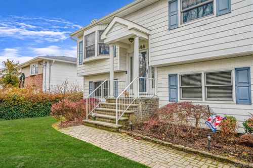 154 Woodrow Pkwy, West Babylon, NY, 11704 | Card Image