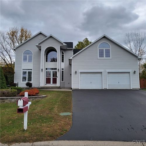 7276 Moss Creek Cir, Liverpool, NY, 13090-3784 | Card Image