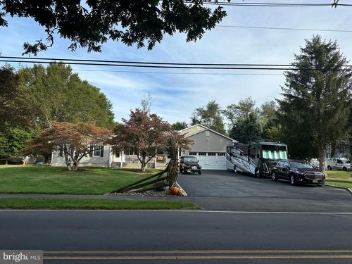 264 Edgebrook Rd, ROBBINSVILLE, NJ, 08691-3730 | Card Image