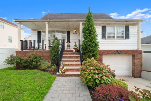 28 Obrien Ct, Bayonne, NJ, 07002-1334 | Card Image